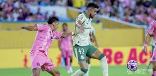 详解棒球规则中的“观众干预”对垒包推进的强制修正